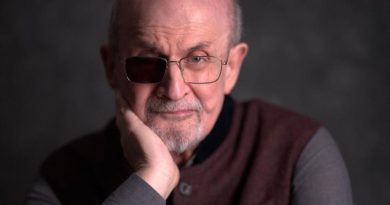 Salman Rushdie narra en “Cuchillo” lo vivido tras el intento de asesinato que sufrió en agosto de 2022